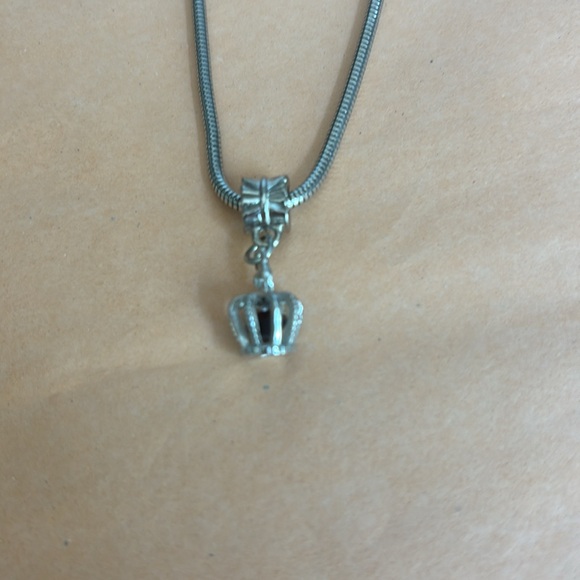 Silver tone necklace with crown pendant and lobster claw clasp - Picture 2 of 4
